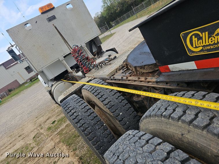 image for item EJ6301 1992 International 9400 semi truck