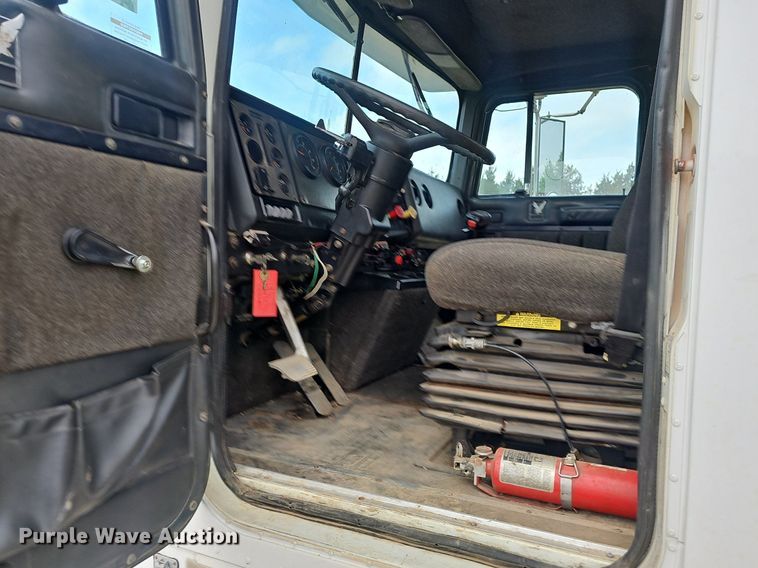 image for item EJ6301 1992 International 9400 semi truck