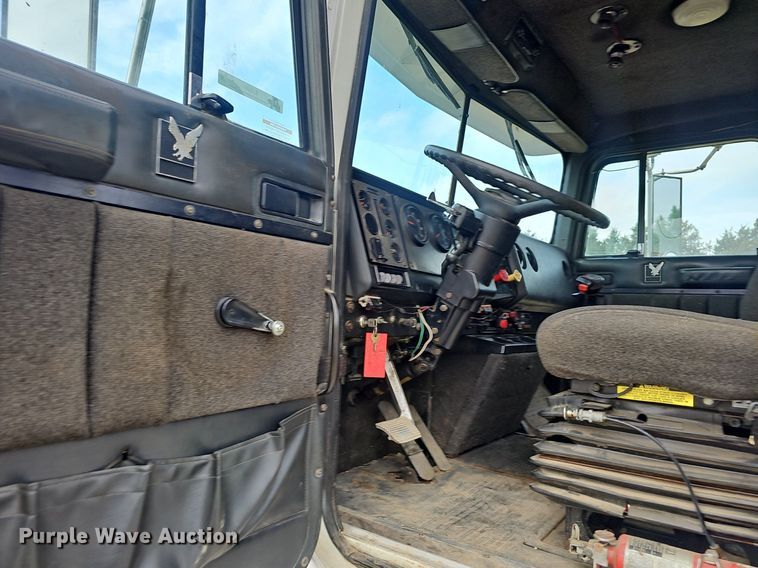 image for item EJ6301 1992 International 9400 semi truck