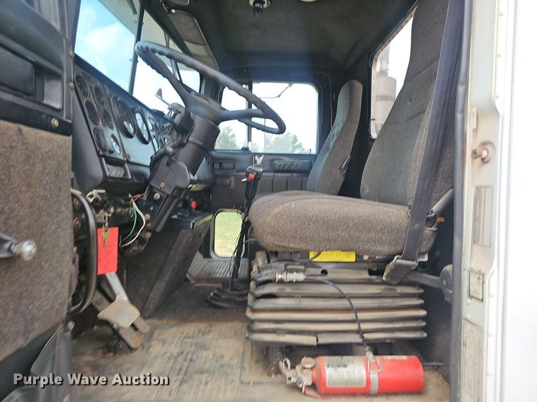 image for item EJ6301 1992 International 9400 semi truck