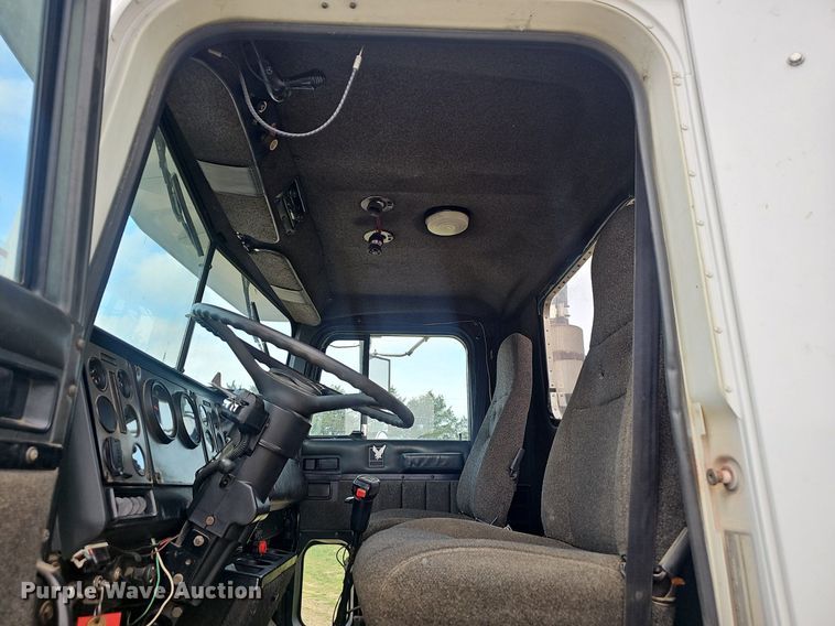 image for item EJ6301 1992 International 9400 semi truck