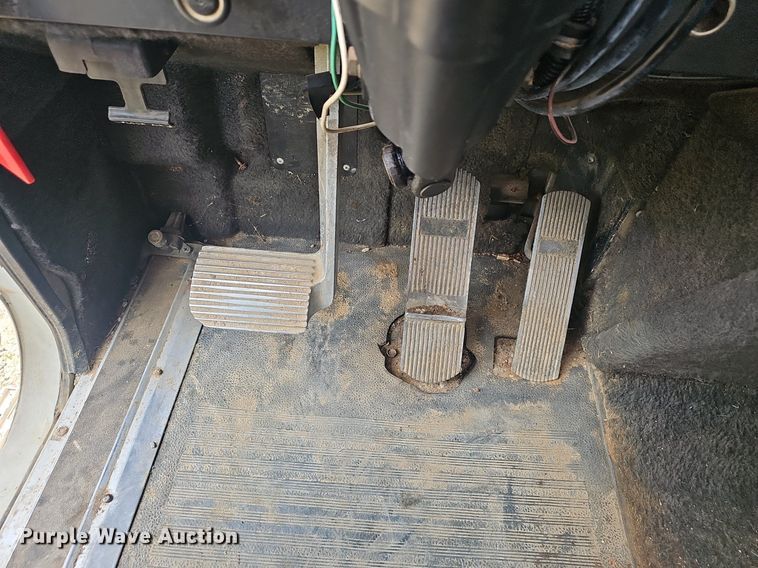 image for item EJ6301 1992 International 9400 semi truck