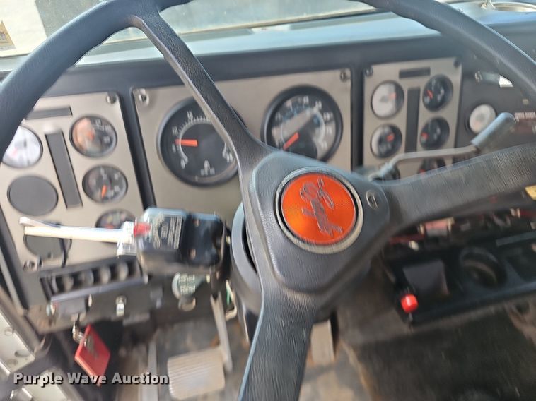 image for item EJ6301 1992 International 9400 semi truck