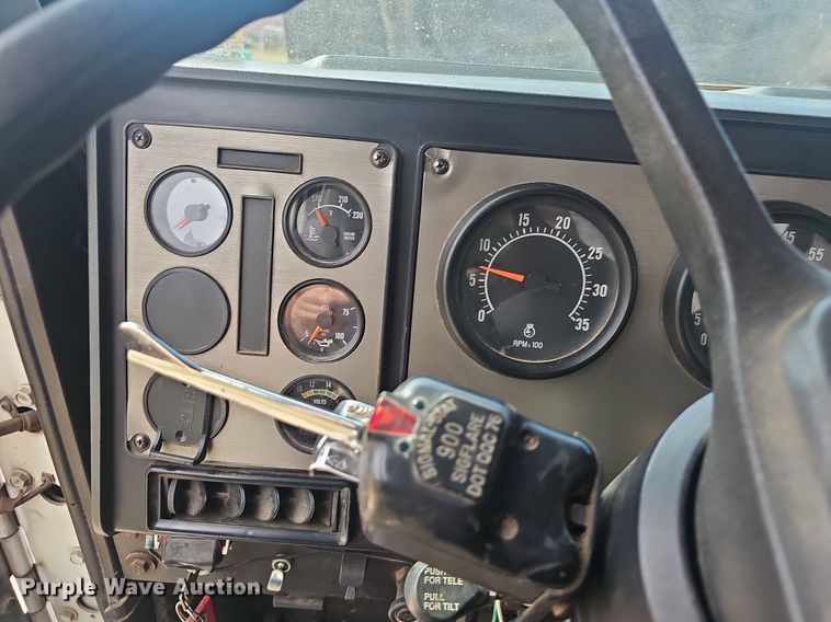 image for item EJ6301 1992 International 9400 semi truck