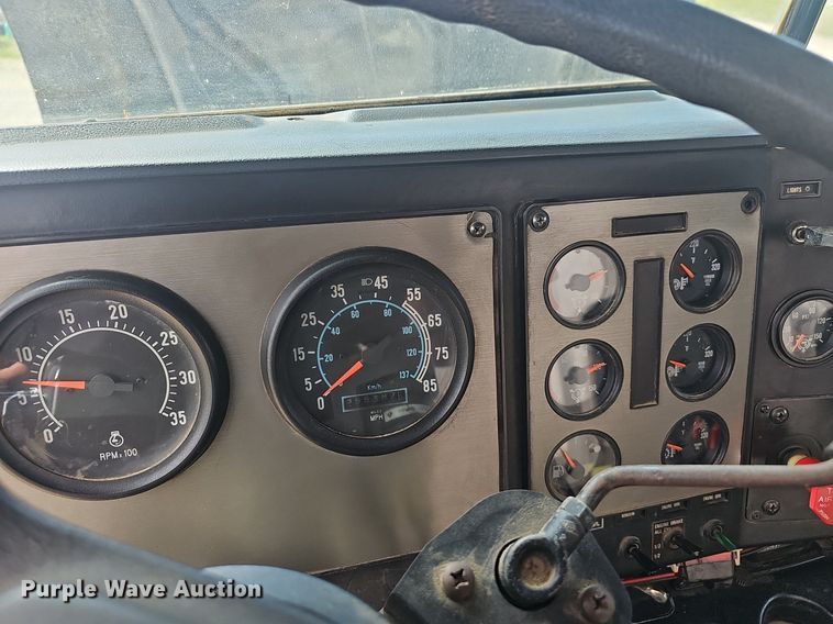 image for item EJ6301 1992 International 9400 semi truck