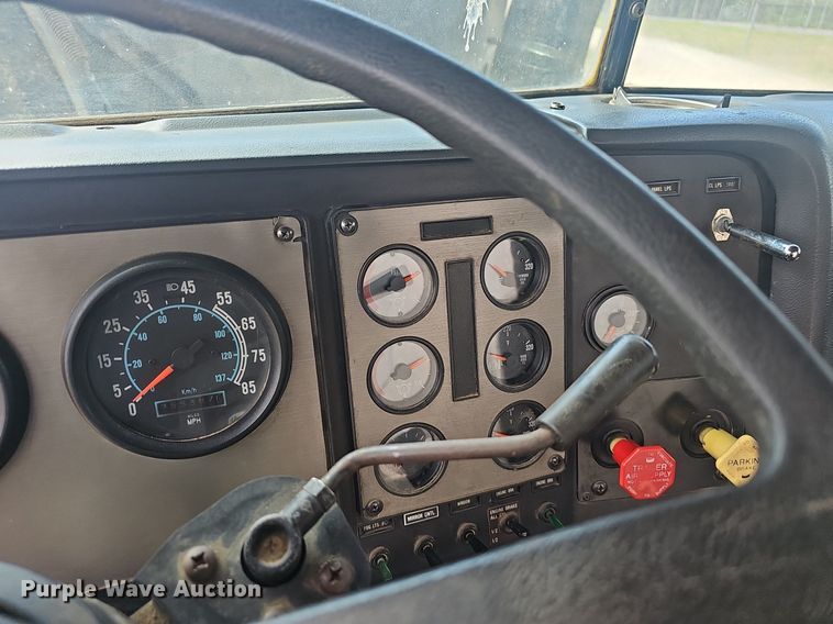 image for item EJ6301 1992 International 9400 semi truck