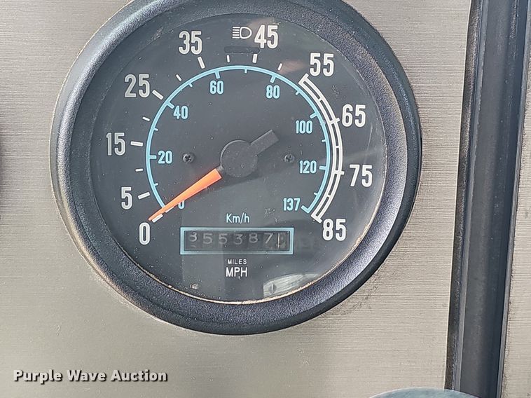 image for item EJ6301 1992 International 9400 semi truck