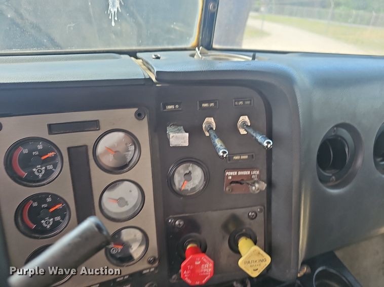 image for item EJ6301 1992 International 9400 semi truck