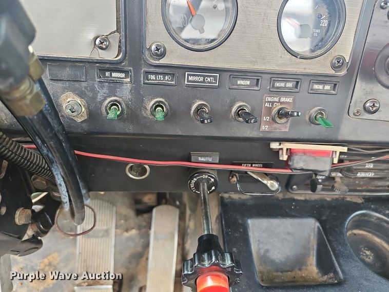 image for item EJ6301 1992 International 9400 semi truck