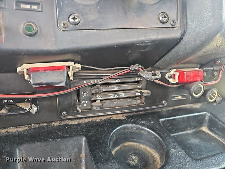 image for item EJ6301 1992 International 9400 semi truck