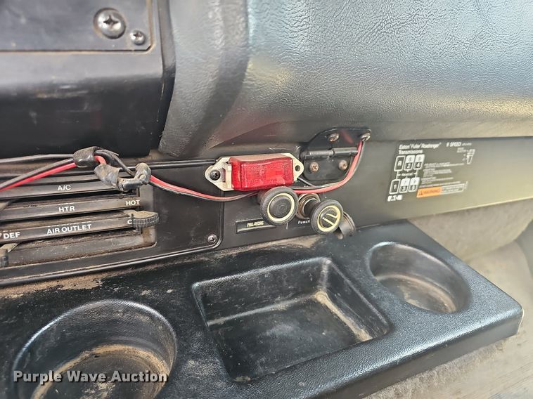 image for item EJ6301 1992 International 9400 semi truck