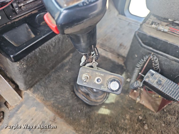 image for item EJ6301 1992 International 9400 semi truck