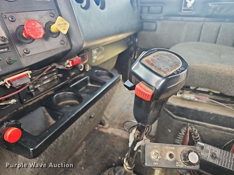 image for item EJ6301 1992 International 9400 semi truck