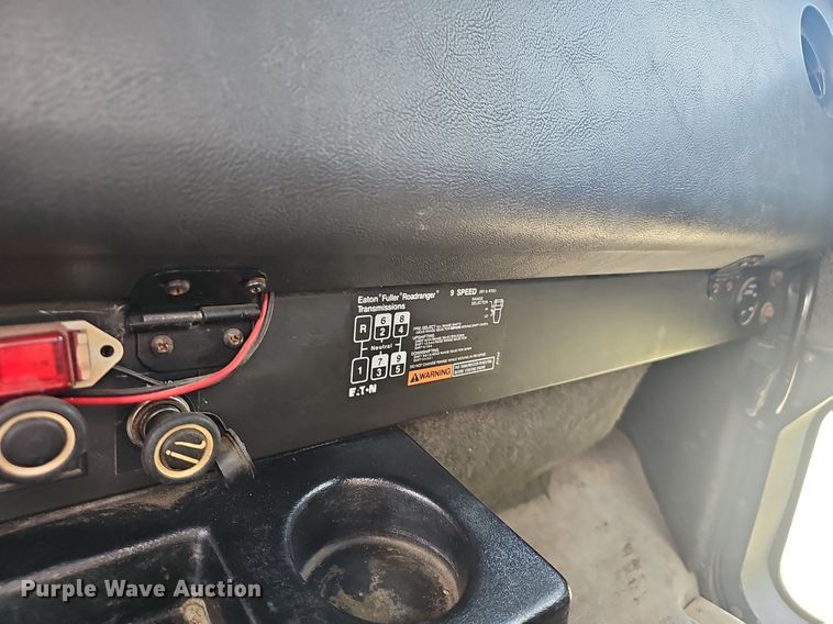 image for item EJ6301 1992 International 9400 semi truck