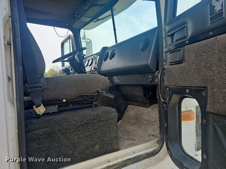 image for item EJ6301 1992 International 9400 semi truck