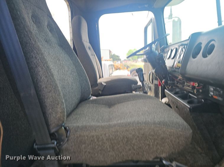 image for item EJ6301 1992 International 9400 semi truck