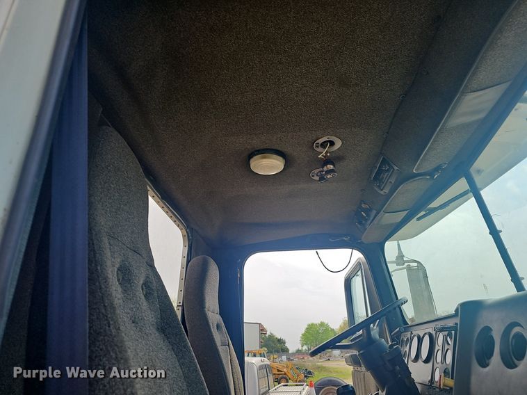 image for item EJ6301 1992 International 9400 semi truck