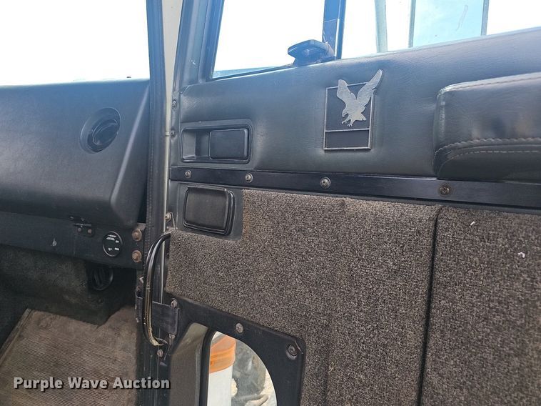 image for item EJ6301 1992 International 9400 semi truck