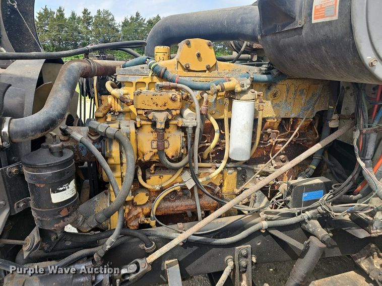 image for item EJ6301 1992 International 9400 semi truck