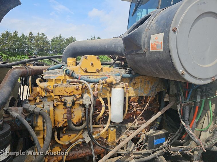 image for item EJ6301 1992 International 9400 semi truck