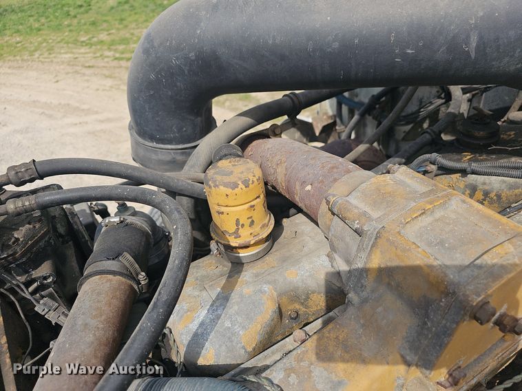 image for item EJ6301 1992 International 9400 semi truck