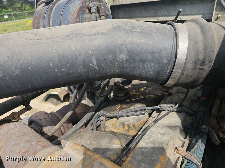 image for item EJ6301 1992 International 9400 semi truck