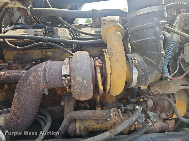 image for item EJ6301 1992 International 9400 semi truck