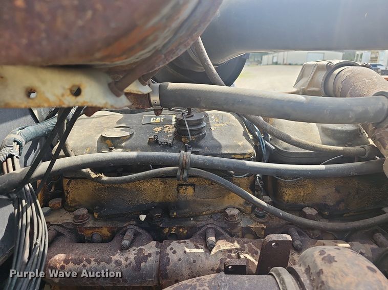 image for item EJ6301 1992 International 9400 semi truck