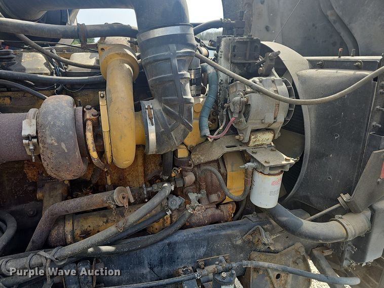 image for item EJ6301 1992 International 9400 semi truck