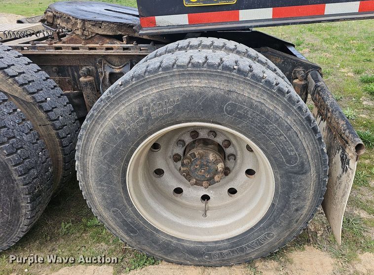 image for item EJ6301 1992 International 9400 semi truck