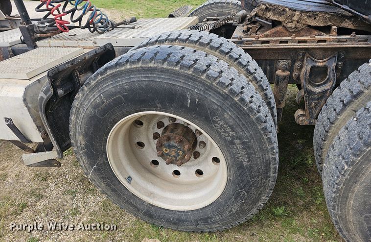 image for item EJ6301 1992 International 9400 semi truck