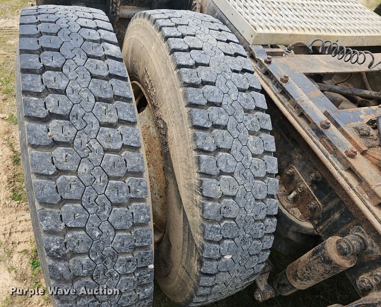 image for item EJ6301 1992 International 9400 semi truck