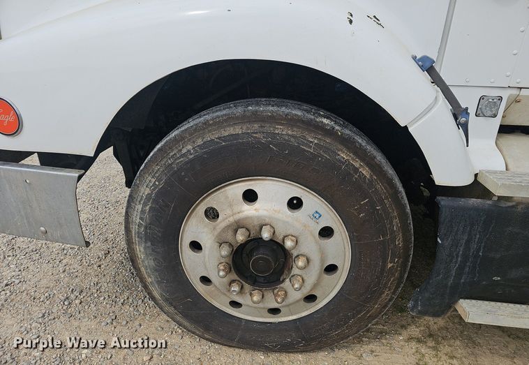 image for item EJ6301 1992 International 9400 semi truck