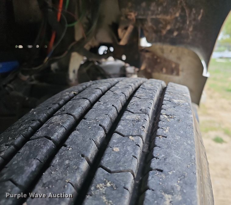 image for item EJ6301 1992 International 9400 semi truck