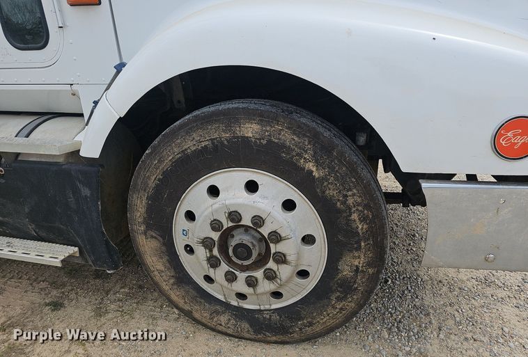 image for item EJ6301 1992 International 9400 semi truck