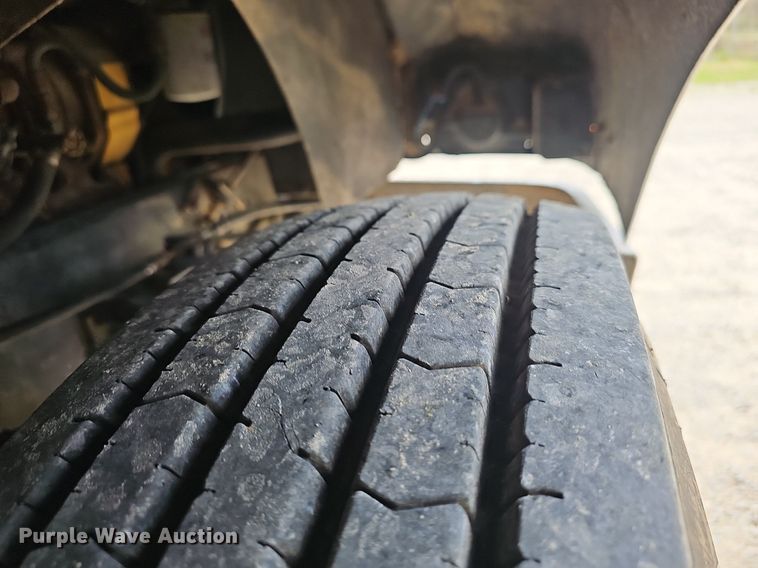 image for item EJ6301 1992 International 9400 semi truck