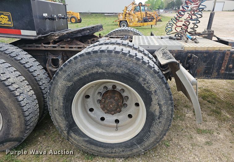 image for item EJ6301 1992 International 9400 semi truck