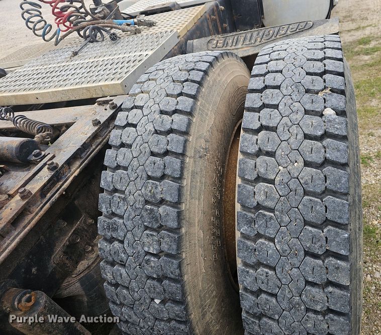 image for item EJ6301 1992 International 9400 semi truck