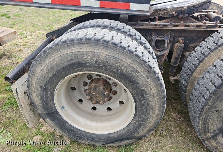 image for item EJ6301 1992 International 9400 semi truck