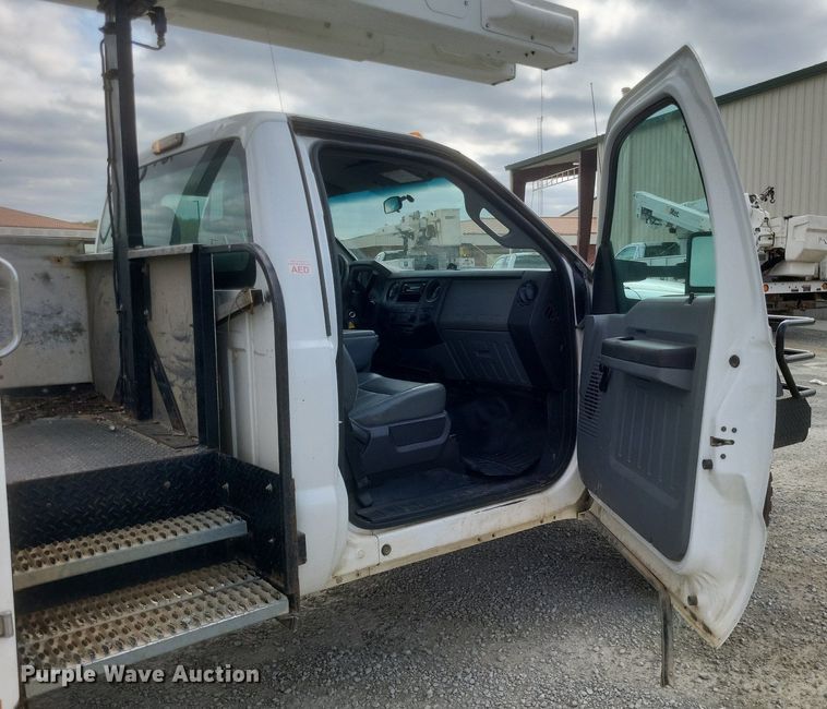 image for item EJ7915 2013 Ford F550 Super Duty XL bucket truck