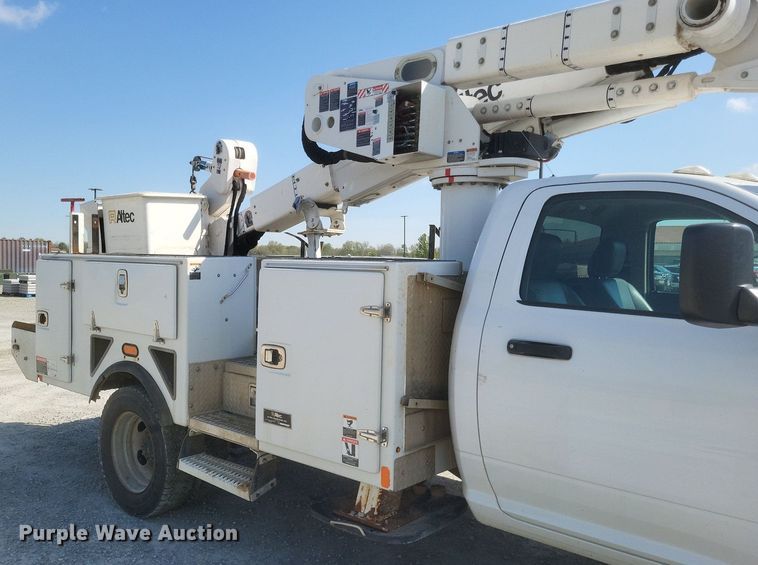 image for item EJ7916 2016 Dodge Ram 5500HD  bucket truck