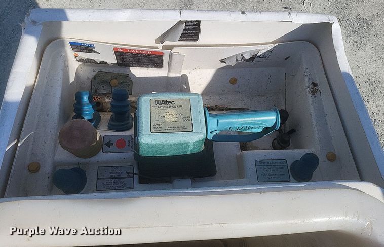 image for item EJ7916 2016 Dodge Ram 5500HD  bucket truck