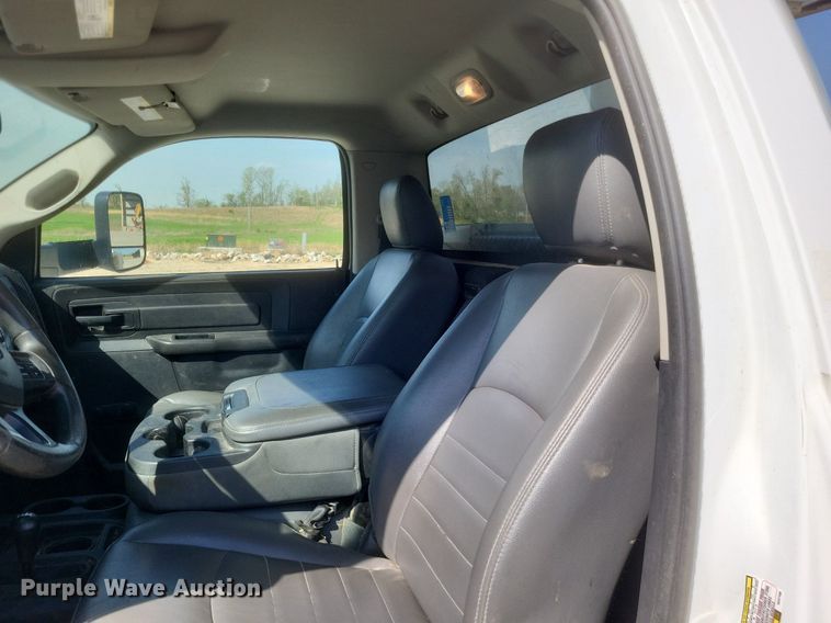 image for item EJ7916 2016 Dodge Ram 5500HD  bucket truck