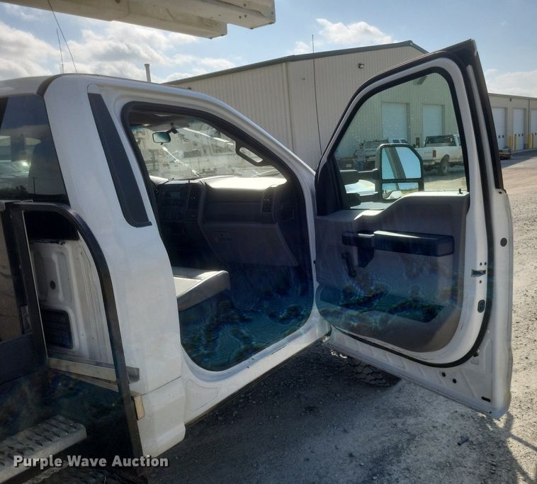 image for item EJ7918 2017 Ford F550 Super Duty XL bucket truck