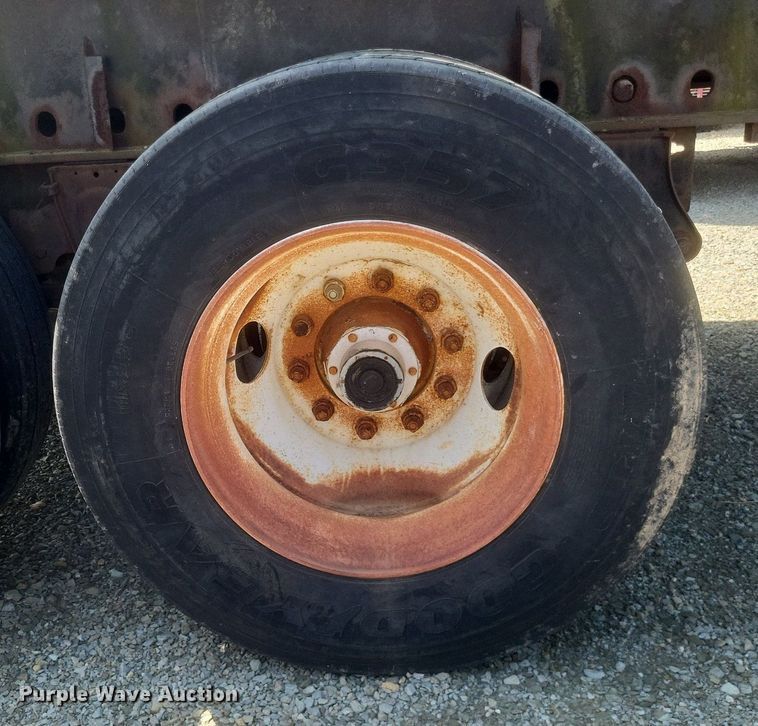 image for item EJ7920 1985 Utility Trailer flatbed trailer