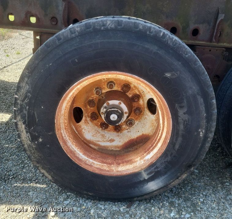 image for item EJ7920 1985 Utility Trailer flatbed trailer