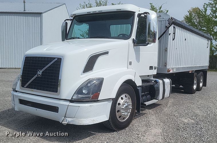 image for item EJ7947 2013 Volvo VNL grain truck