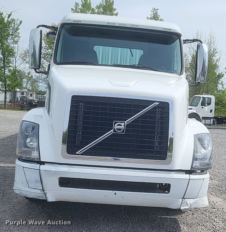 image for item EJ7947 2013 Volvo VNL grain truck