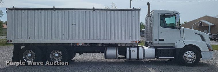 image for item EJ7947 2013 Volvo VNL grain truck