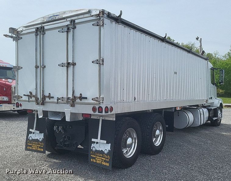 image for item EJ7947 2013 Volvo VNL grain truck